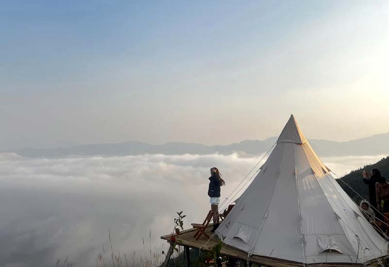 Visitors immersed in the 'sea of clouds' at a camping tent at LauCamping, Phinh Ho commune, Tram Tau district. (Photo: hotel84.com)