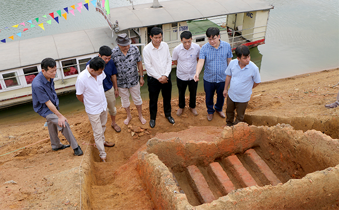 Delegates tour the excavation site of the Dao Kieu relic in Dao Kieu 1 village, Thinh Hung commune, Yen Binh district.