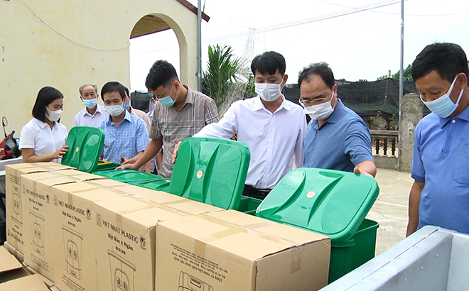 Lãnh đạo Hội Nông dân tỉnh hỗ trợ thùng đựng rác thải cho hội viên nông dân xã Báo Đáp, huyện Trấn Yên.