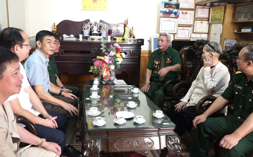 Lãnh đạo Bộ Chỉ huy Quân sự tỉnh và thị xã nghĩa lộ thăm, tặng quà gia đình cựu chiến binh Lê Văn Chiến - Trưởng Ban liên lạc truyền thống Chiến sĩ Điện Biên, thị xã Nghĩa Lộ.