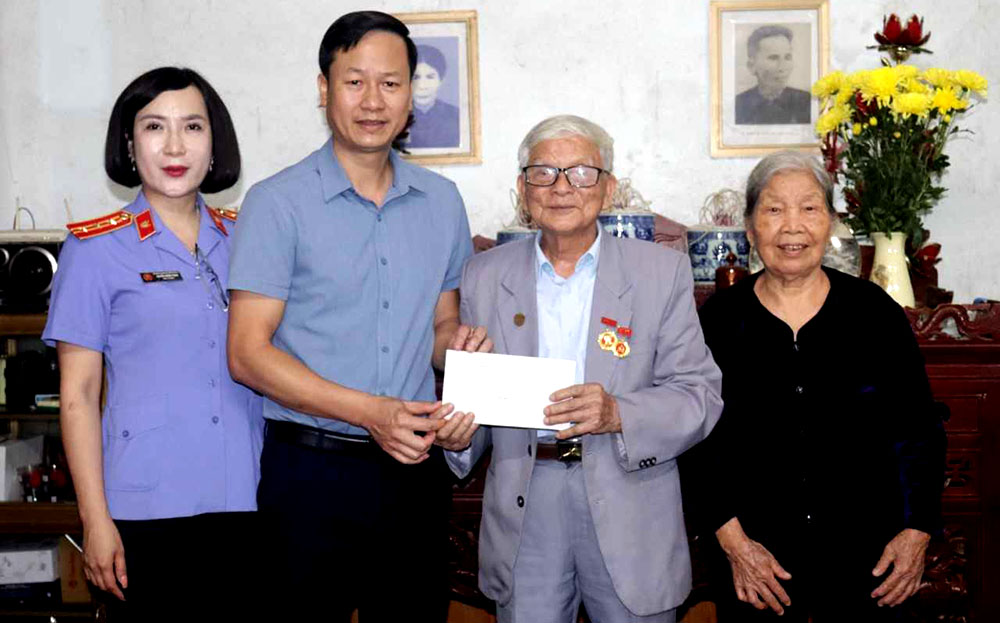 Chủ tịch Ủy ban MTTQ Việt Nam thành phố Đỗ Minh Huấn thăm, tặng quà chiến sỹ Điện Biên hiện đang cư trú tại phường Yên Thịnh