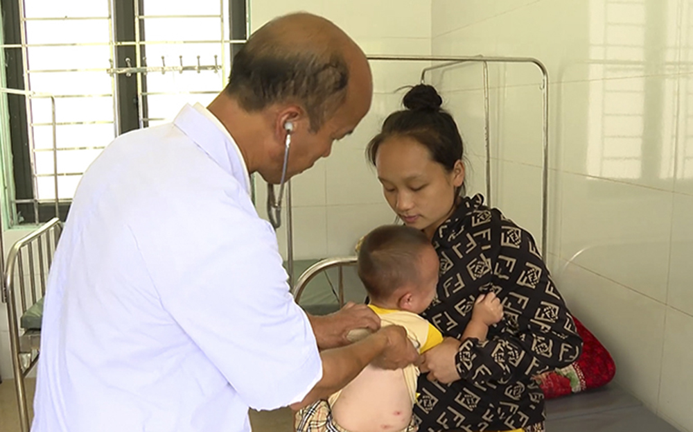 Cán bộ Trạm Y tế xã Hồ Bốn, huyện Mù Cang Chải khám bệnh cho trẻ em.