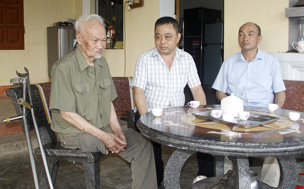 Cựu chiến binh Phùng Văn Tiêu thường xuyên kể chuyện tham gia Chiến dịch Điện Biên Phủ cho các thế hệ con cháu.
