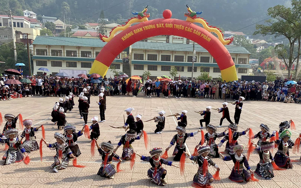 Dịp nghỉ lễ năm nay, huyện Mù Cang Chải đã tổ chức nhiều hoạt động văn hóa, văn nghệ, thu hút đông đảo du khách trong nước và quốc tế. Ảnh: Hội thi múa khèn, múa khăn tổ chức trong hai ngày 30/4- 1/5 thu hút trên 850 học sinh tham gia.