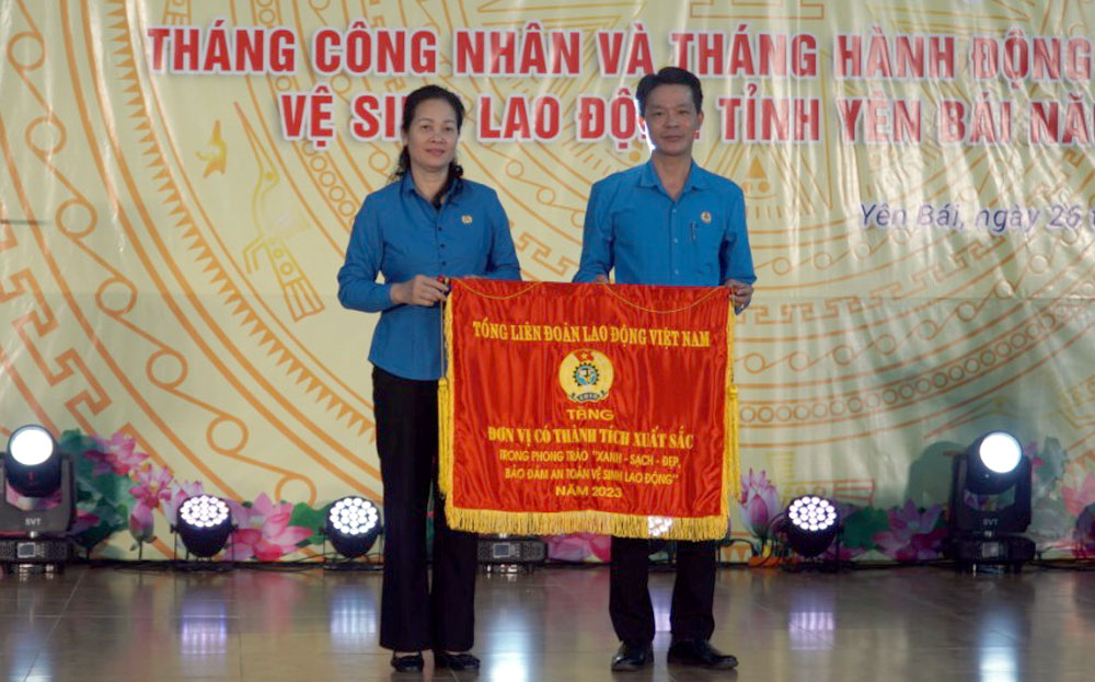 Năm 2023, LĐLĐ huyện Trấn Yên được nhận cờ thi đua vì đã có thành tích xuất sắc trong phong trào thi đua 