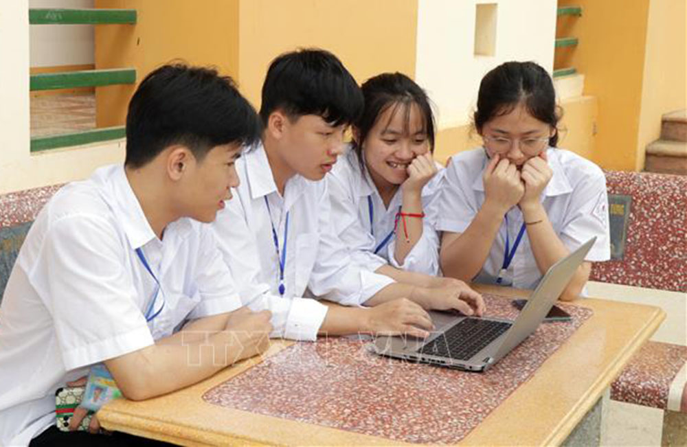 Học sinh Trường Phổ thông Dân tộc nội trú tỉnh Sơn La đăng kí dự thi tốt nghiệp THPT trên phần mềm.