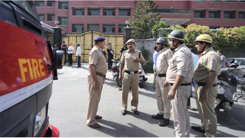 Cảnh sát và nhân viên sở cứu hỏa bên ngoài một trường học tại khu Mayur Vihar, Delhi, sau khi nhiều trường học bị đe dọa đánh bom ngày 1-5