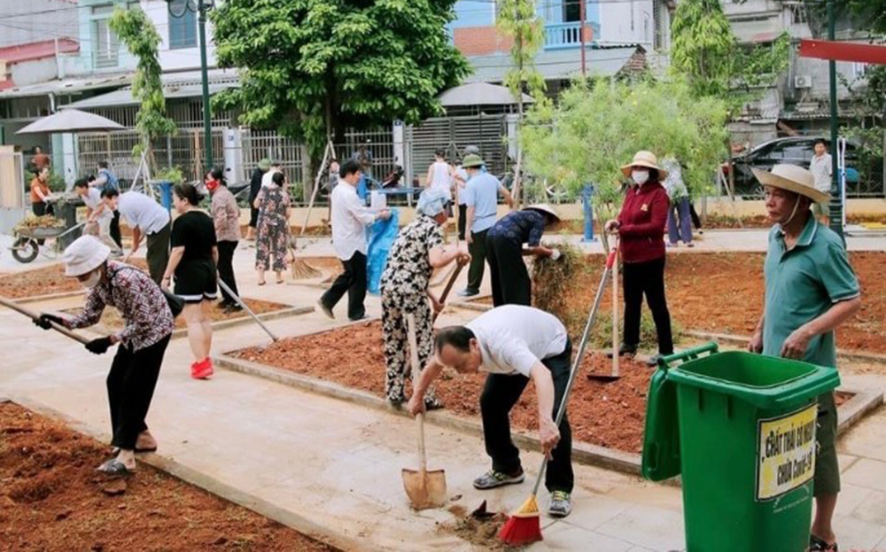 Nhân dân phường Đồng Tâm, thành phố Yên Bái tham gia lao động, vệ sinh khu dân cư.