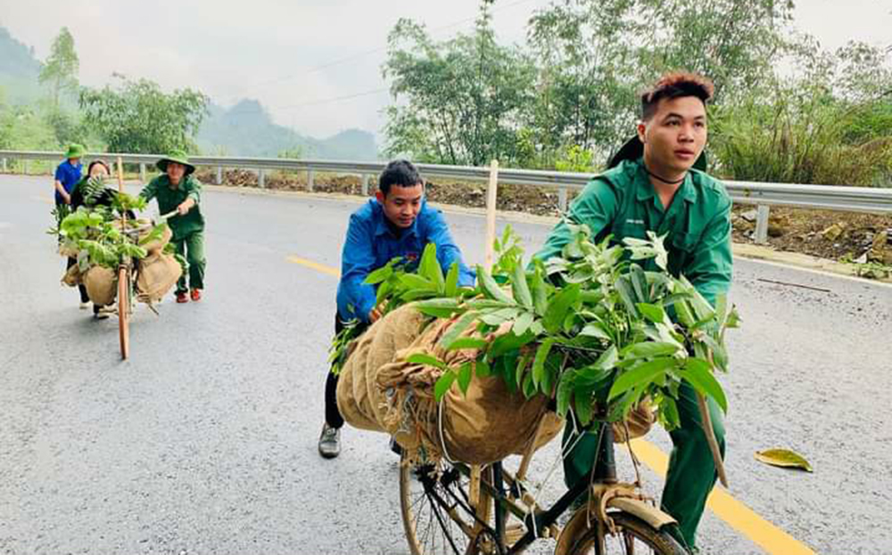 Đoàn viên thanh niên huyện Văn Chấn tái hiện hành trình của những chiếc xe đạp thồ lương thực, đạn dược trong Chiến dịch Điện Biên Phủ lịch sử.