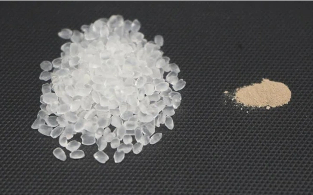 Bên trái là hạt nhựa Polyurethane, bên phải là bột bào tử.