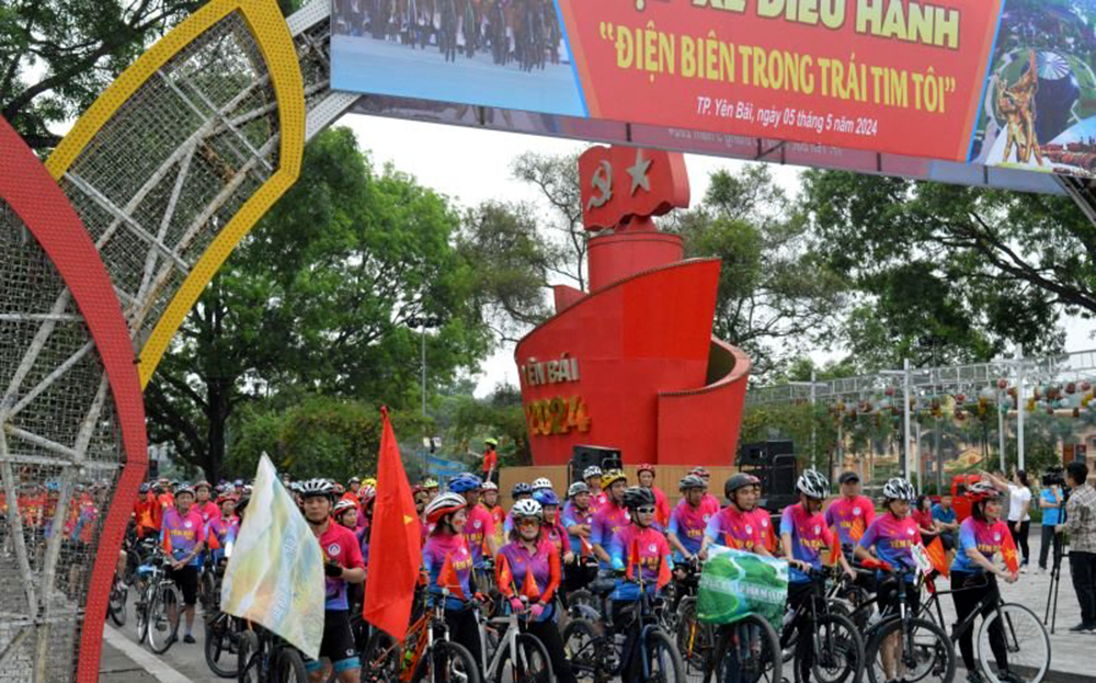 Hơn 300 thành viên đạp xe diễu hành với chủ đề “Hành trình kết nối – Điện Biên trong trái tim tôi”.