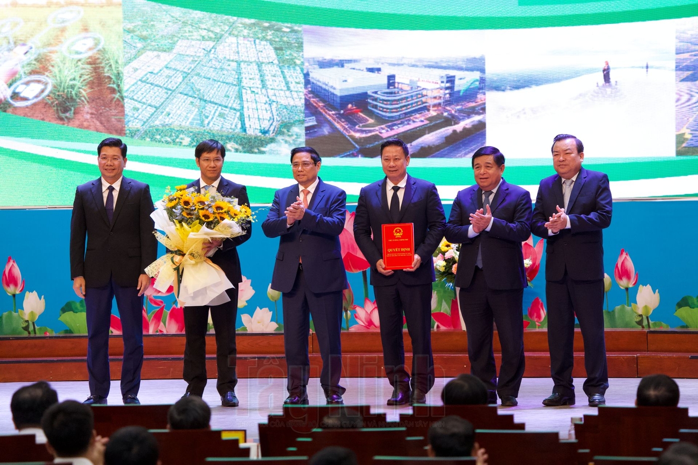 Thủ tướng Chính phủ Phạm Minh Chính tặng hoa chúc mừng tỉnh Tây Ninh và chụp hình lưu niệm cùng lãnh đạo Tỉnh ủy, UBND tỉnh.
