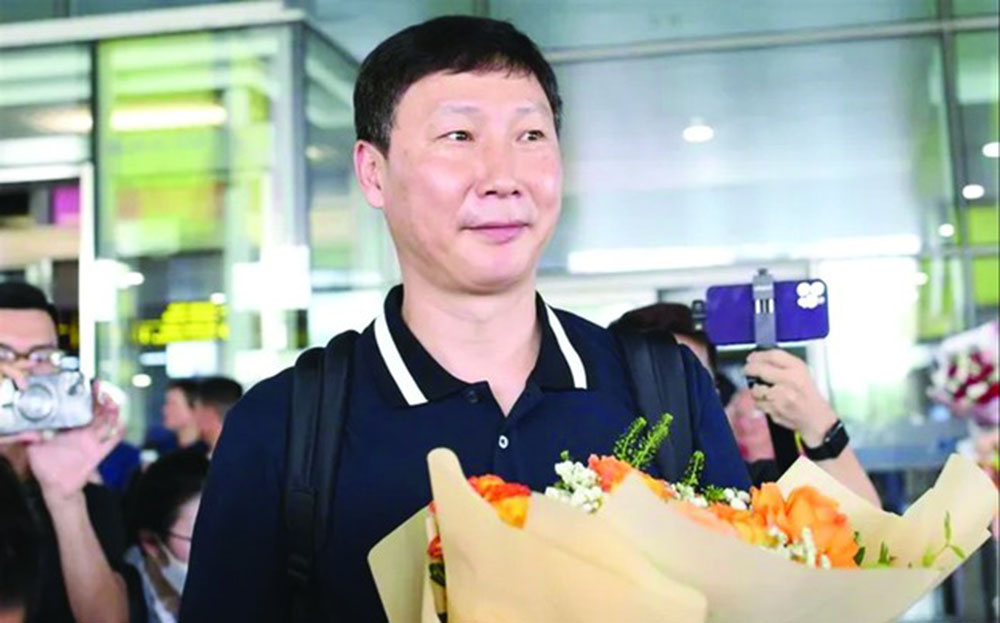 HLV Kim Sang-sik được chào đón tại sân bay Nội Bài
