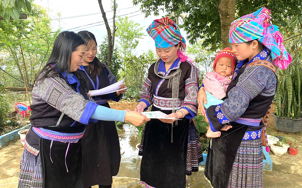 Cán bộ Hội Phụ nữ xã Chế Cu Nha, huyện Mù Cang Chải tuyên truyền phổ biến giáo dục pháp luật phòng, chống mua bán người cho hội viên.