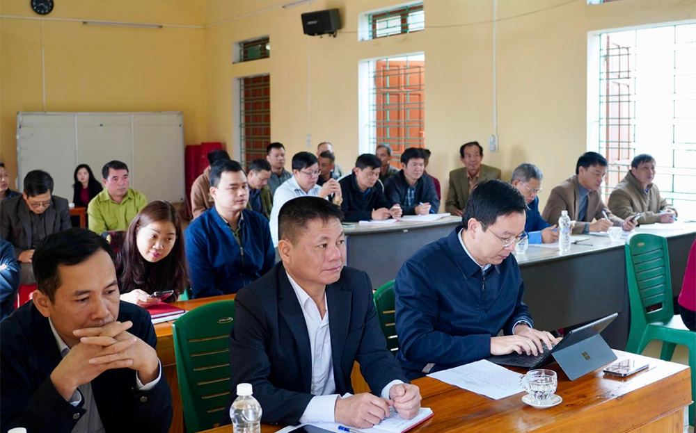 Lãnh đạo Huyện ủy Yên Bình và Đảng ủy xã Cảm Nhân dự sinh hoạt Chi bộ thôn Kéo Sa, xã Cảm Nhân.