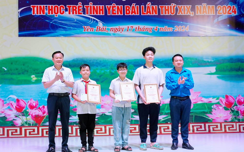 Lãnh đạo Sở KH&CN và Tỉnh đoàn Yên Bái trao giải Hội thi Tin học trẻ tỉnh Yên Bái lần thứ XIX, năm 2024.
