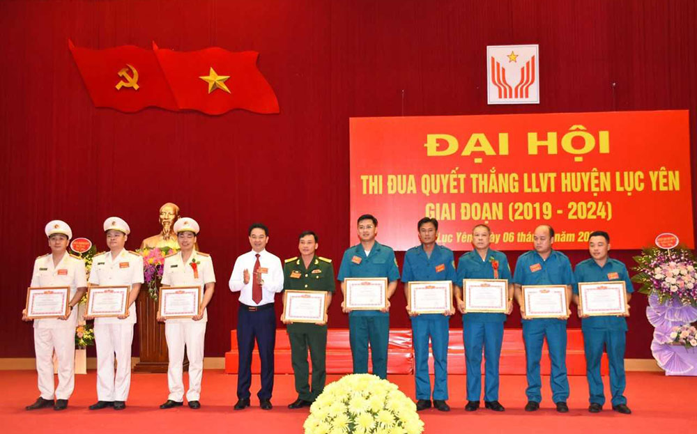 Lãnh đạo huyện Lục Yên trao bằng khen cho các đơn vị, cá nhân đạt danh hiệu đơn vị quyết thắng.