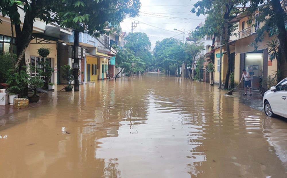 Một số tuyến đường trên địa bàn thành phố Yên Bái bị ngập úng cục bộ do các trận mưa lớn. (Ảnh minh họa)