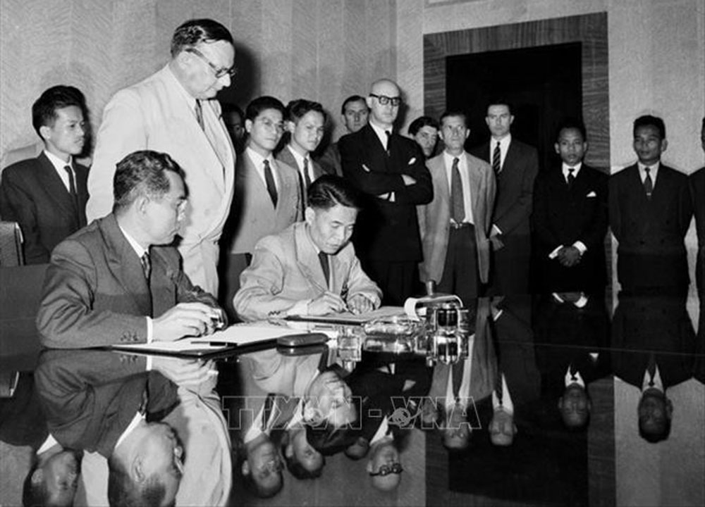 Ngày 20/7/1954, Thứ trưởng Bộ Quốc phòng Tạ Quang Bửu thay mặt Chính phủ và Bộ Tổng tư lệnh Quân đội nhân dân Việt Nam ký Hiệp định đình chiến ở Việt Nam. Ngay sau đó, Hiệp định đình chiến ở Lào và Campuchia cũng được ký kết. (Ảnh tư liệu TTXVN)