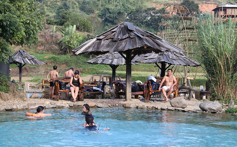 Du khách trải nghiệm tắm khoáng nóng tại huyện Trạm Tấu.