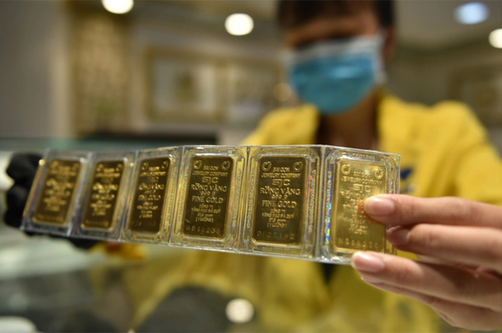 So với giá vàng thế giới quy đổi, giá vàng miếng SJC đang cao hơn từ 16,21 triệu đồng/lượng