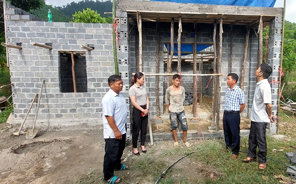 Hỗ trợ làm nhà ở cho hộ nghèo ở xã Đồng Khê, huyện Văn Chấn.