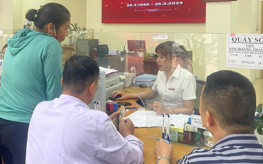 Khách hàng đến giao dịch tại Agribank Chi nhánh huyện Văn Chấn.