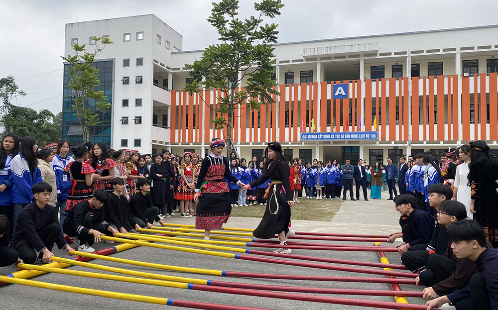 100% trường học ở Yên Bái xây dựng trường học hạnh phúc. (Trong ảnh: Hoạt động ngoại khóa gìn giữ văn hóa truyền thống ở Trường Phổ thông dân tộc nội trú THPT tỉnh).
