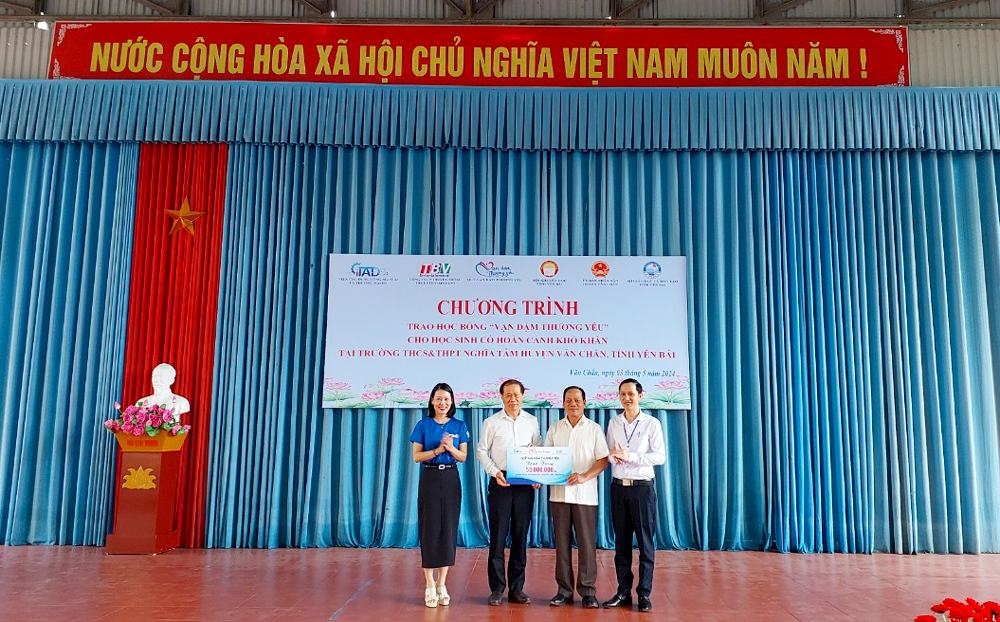 Hội Khuyến học tỉnh Yên Bái cùng các đơn vị tài trợ trao tặng học bổng giúp học sinh khó khăn cho Trường THCS&THPT Nghĩa Tâm, huyện Văn Chấn.