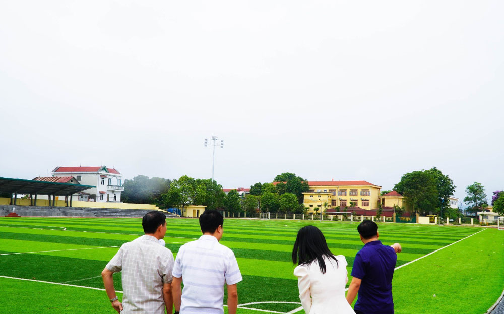 Lãnh đạo huyện Văn Yên kiểm tra công tác sân bãi chuẩn bị cho giải đấu.