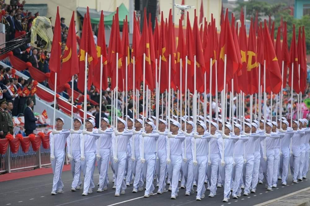 Khối hồng kỳ do các cán bộ, chiến sĩ Trung đoàn 174 đảm nhiệm diễu hành qua lễ đài tại Lễ diễu binh, diễu hành kỷ niệm 70 năm Chiến thắng Điện Biên Phủ
