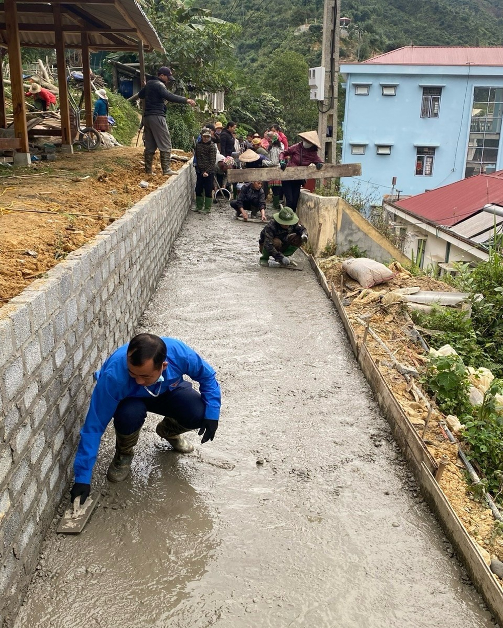 Nhân dân xã Phình Hồ, huyện Trạm Tấu chung sức làm đường liên thôn, góp phần xây dựng nông thôn mới.