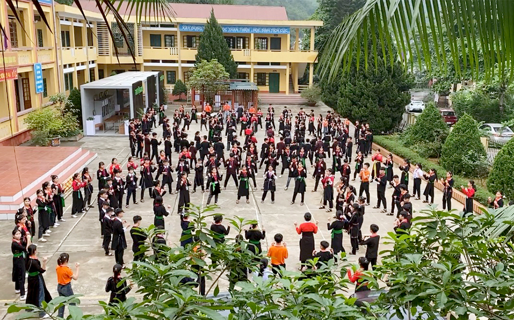 Các em học sinh Trường Phổ thông Dân tộc nội trú THCS huyện Yên Bình trong giờ hoạt động ngoại khóa.