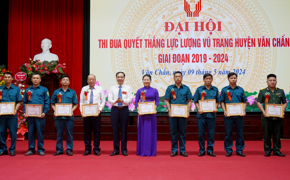 Chủ tịch UBND huyện Văn Chấn Đặng Duy Hiển trao tặng giấy khen cho 5 tập thể, 10 cá nhân có thành tích xuất sắc trong phong trào Thi đua quyết thắng giai đoạn 2019 - 2024.