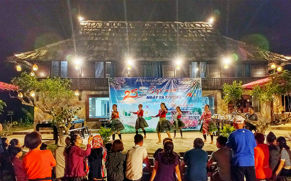 Đội văn nghệ dân tộc Mông thôn Bản Mới, xã Suối Giàng biểu diễn phục vụ khách du lịch.