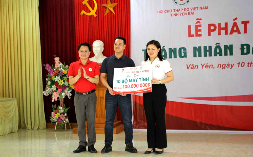 Đồng chí Hà Thị Ngoan – Chủ tịch Hội Chữ thập đỏ tỉnh Yên Bái nhận biển tượng trưng hỗ trợ 10 bộ máy tính từ đơn vị tài trợ tại Lễ phát động.