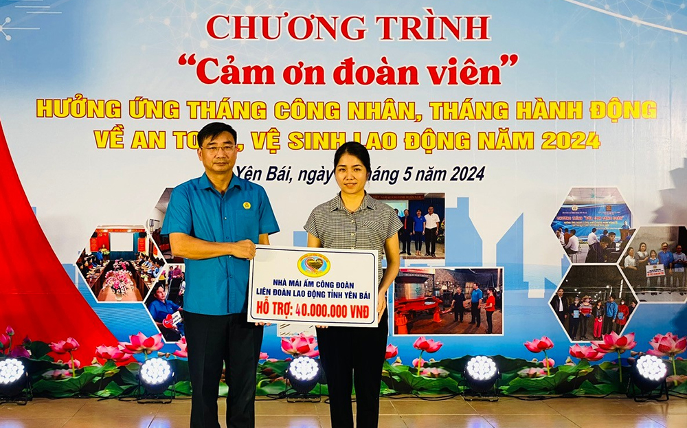 Đồng chí Nguyễn Chương Phát – Chủ tịch LĐLĐ tỉnh trao kinh phí hỗ trợ 40 triệu đồng làm “Nhà mái ấm công đoàn” cho đoàn viên có hoàn cảnh khó khăn.