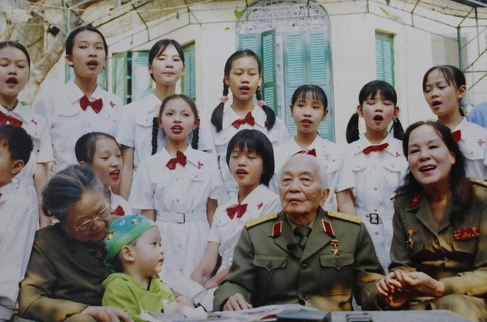 NSND Tường Vi (ngoài cùng, bên phải) và các em nhỏ đón đại tướng Võ Nguyên Giáp đến thăm Trung tâm Nghệ thuật tình thương (Ảnh: Gia đình cung cấp).