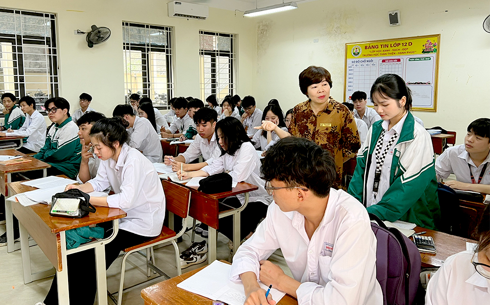 Năm 2030, tỉnh Yên Bái đặt mục tiêu có 97% số thanh niên, thiếu niên độ tuổi 15 đến 18 tuổi có bằng tốt nghiệp trung học cơ sở. (Giờ học của các em học sinh Trường THPT Nguyễn Huệ, thành phố Yên Bái)