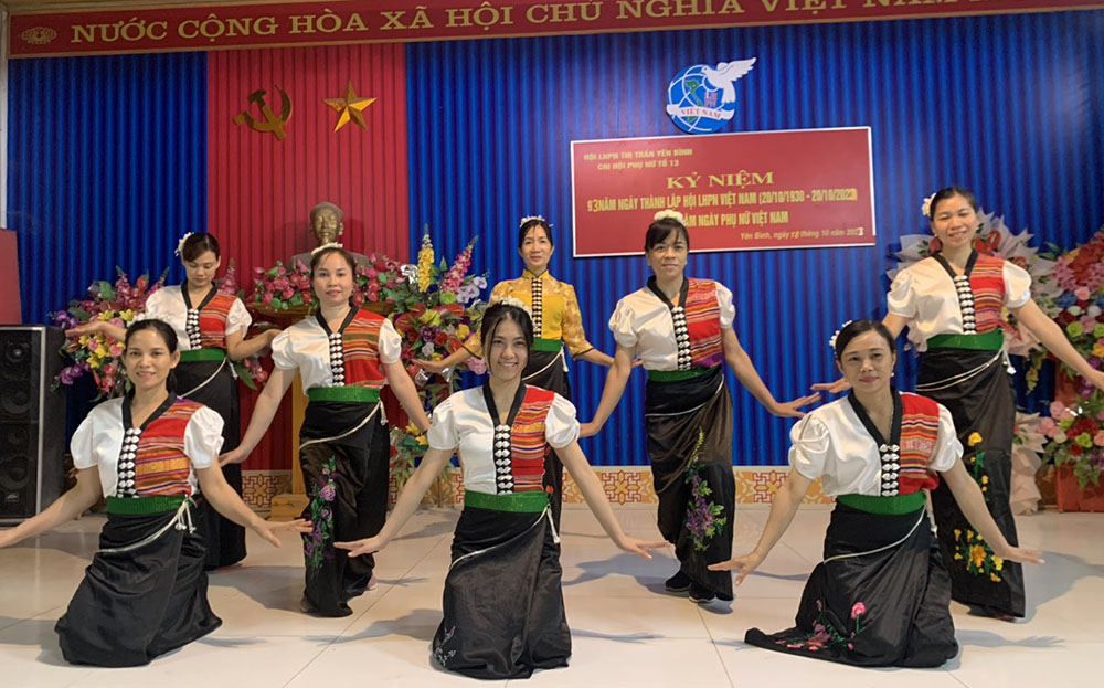 Đội văn nghệ tổ dân phố 13, thị trấn Yên Bình tham gia biểu diễn nhân kỷ niệm Ngày thành lập Hội Liên hiệp Phụ nữ Việt Nam.