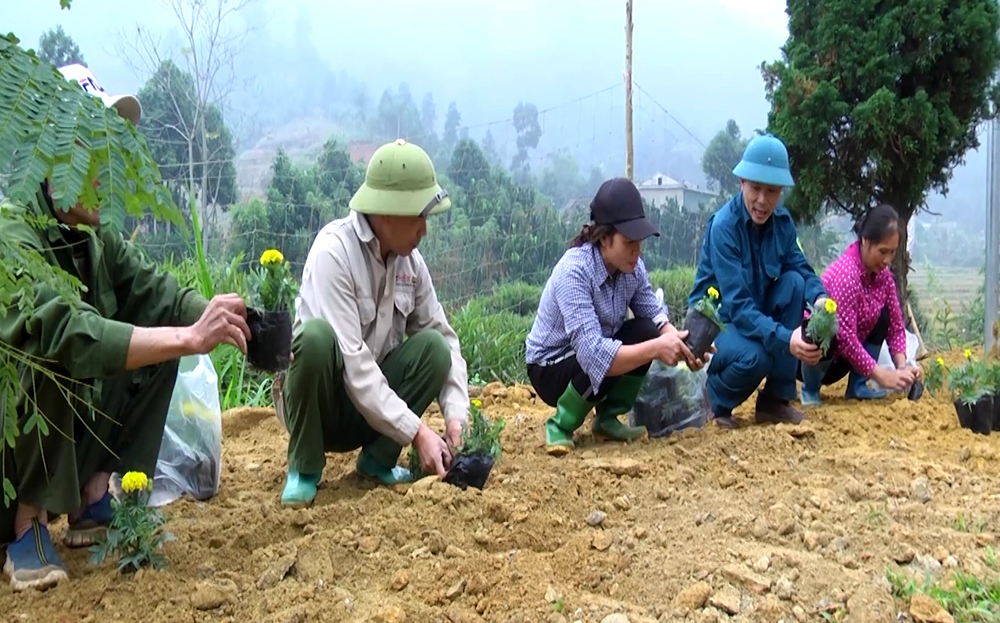 Cán bộ MTTQ xã Hưng Thịnh, huyện Trấn Yên tham gia lao động trong cùng nhân dân thôn Yên Thịnh trong 