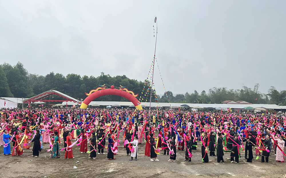 Màn đại Dậm thuông với sự tham gia của gần 800 nghệ nhân, diễn viên xã Thượng Bằng La