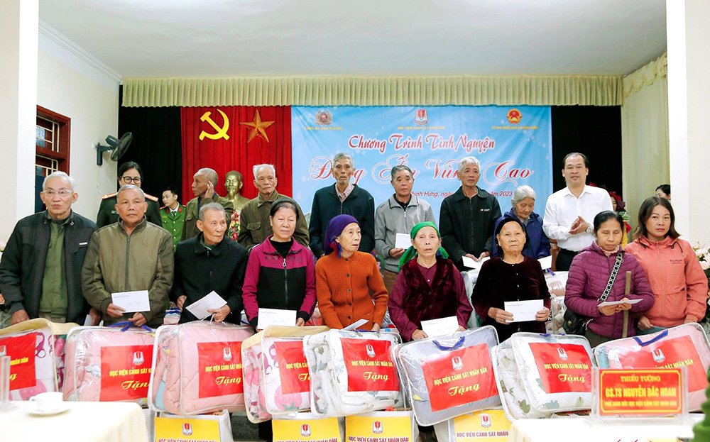 Lãnh đạo huyện Yên Bình thăm, tặng quà cho gia đình chính sách, hộ nghèo tại xã Thịnh Hưng.