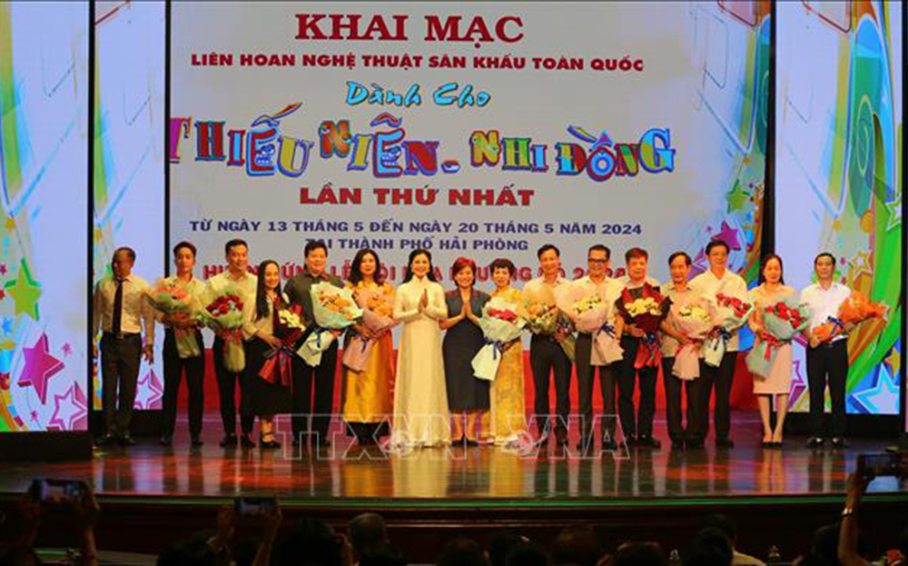 Bà Trần Thị Hoàng Mai (áo dài trắng), Giám đốc Sở Văn hóa Thể thao Hải Phòng và Nghệ sĩ Nhân dân Trần Ly Ly, Quyền Cục trưởng Cục nghệ thuật biểu diễn tặng hoa các đoàn nghệ thuật tham gia liên hoan.