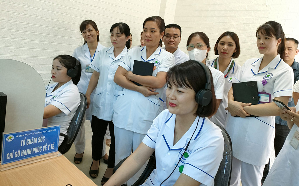 Tư vấn viên Tổ chăm sóc chỉ số hạnh phúc gọi điện trao đổi với người bệnh và đánh giá mức độ hài lòng trong quá trình thực hiện dịch vụ tại Trung tâm Y tế thành phố Yên Bái.