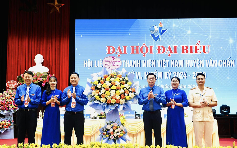 Đồng chí Hà Đức Hải - Bí thư Tỉnh đoàn tặng hoa chúc mừng thành công Đại hội điểm Hội LHTN Việt Nam huyện Văn Chấn, lần thứ VI, nhiệm kỳ 2024 - 2029.