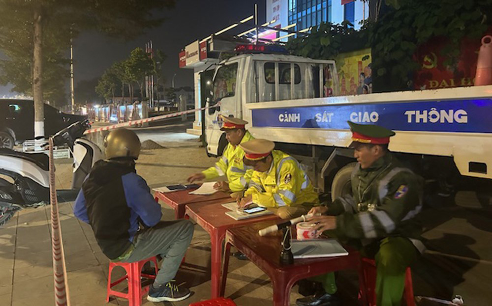 Cán bộ, chiến sĩ cảnh sát giao thông, Công an thành phố Yên Bái xử lý người điều khiển xe cơ giới vi phạm nồng độ cồn.