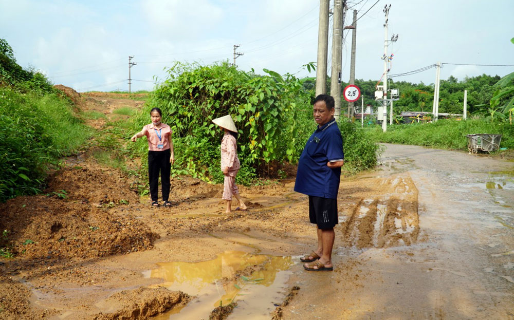 Đại biểu HĐND phường Nguyễn Phúc kiểm tra đoạn đường tại ngõ 1, tổ dân phố Phúc Xuân bị đất, cát tràn ra đường theo ý kiến của cử tri phản ánh.