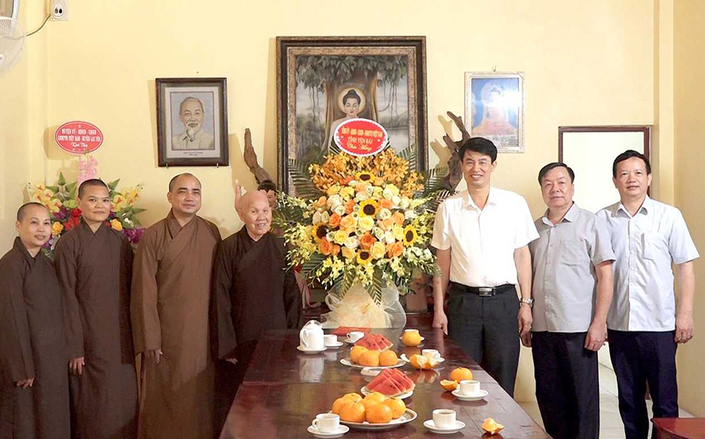 Đoàn công tác của Ủy ban MTTQ Việt Nam tỉnh Yên Bái tặng hoa và quà Ban trị sự Giáo hội Phật giáo huyện Lục Yên cùng các vị chức sắc, tăng ni, phật tử trên địa bàn huyện.