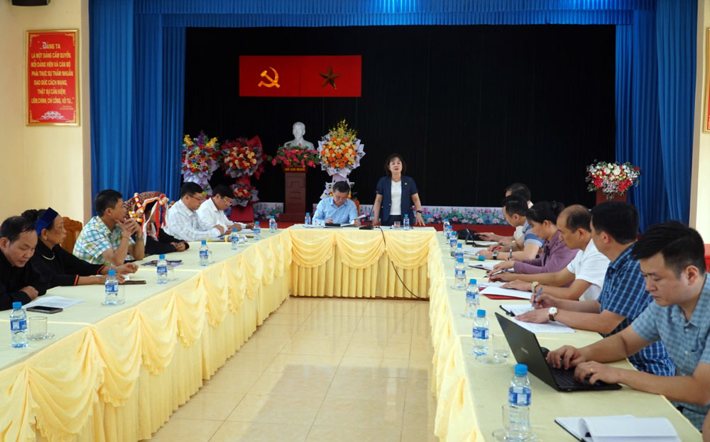 Đồng chí Hoàng Thị Thanh Bình, Phó Chủ tịch HĐND tỉnh phát biểu tại buổi khảo sát ở xã Kiên Thành, huyện Trấn Yên.